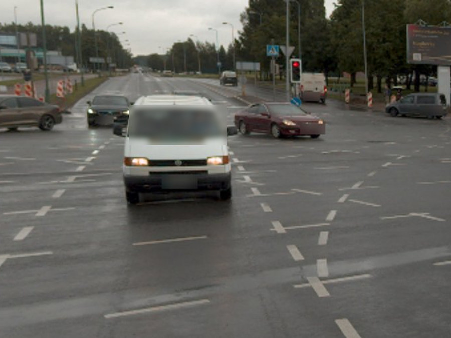 Nuasmeninta gatvės panorama su užtušuotu automobilio numeriu